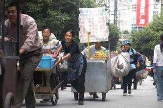 城管土匪搞笑图片,街头“较量”笑料百出