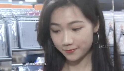 何洁珊图片,光影交织下的时尚女神